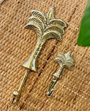 Load image into Gallery viewer, POLISHED BRASS PALM TREE HOOK
