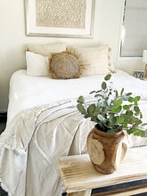 Load image into Gallery viewer, LINEN THROW BLANKET WITH FRINGING AND BORDER STITICHING
